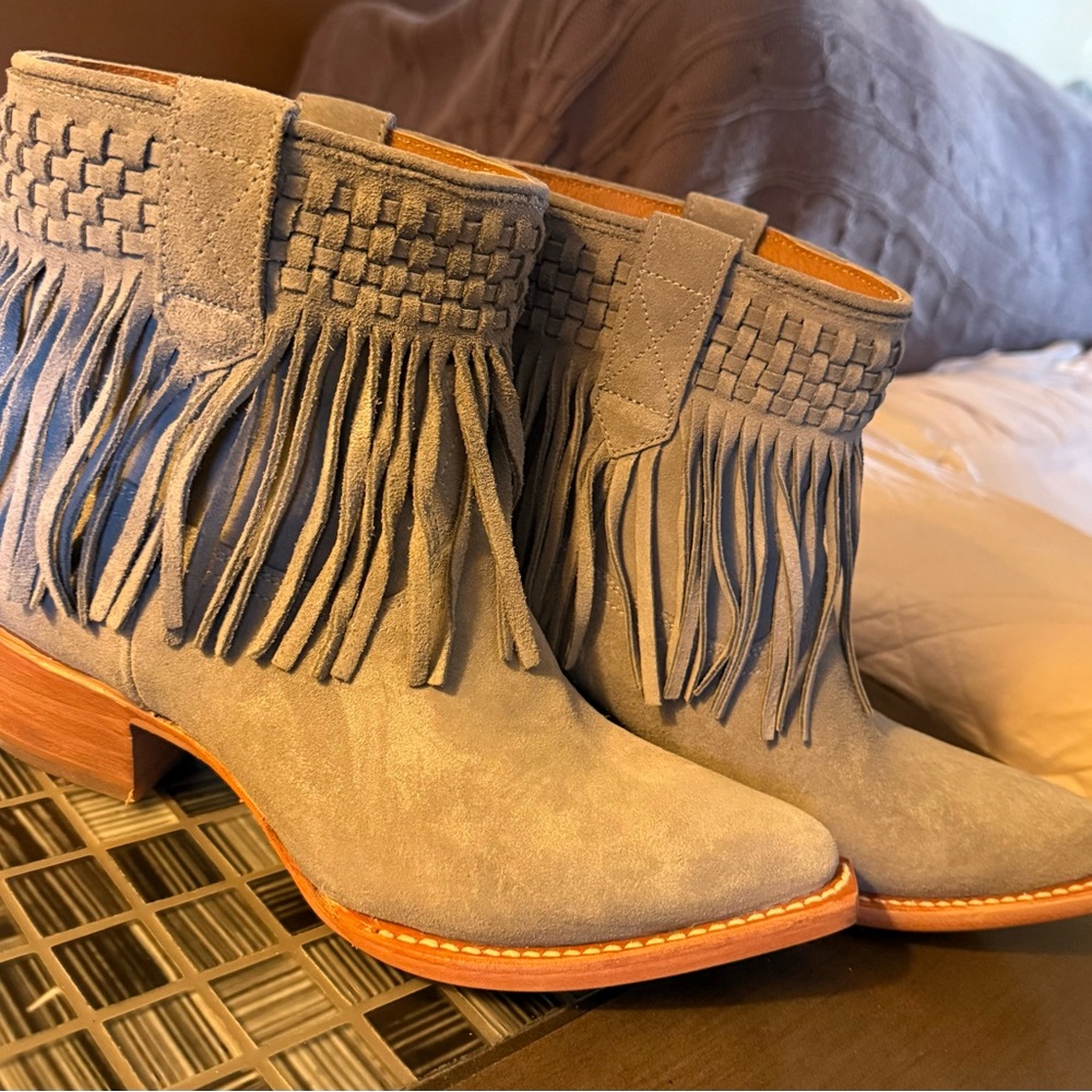 🔥 FRYE Suede Leather Sacha Fringe Boots- Steel Blue.
Gorgeous Boots! New in box! - Picture 2 of 8